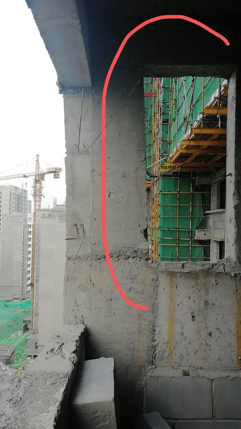 楼盖到了8层才发现柱子偏了10cm....网友的评论亮了