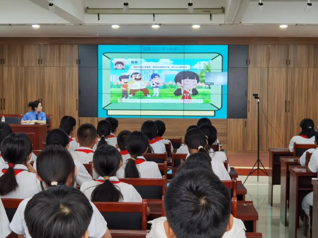 在武强县第一实验小学,市检察院干警以《拒绝校园欺凌,共建平安校园》