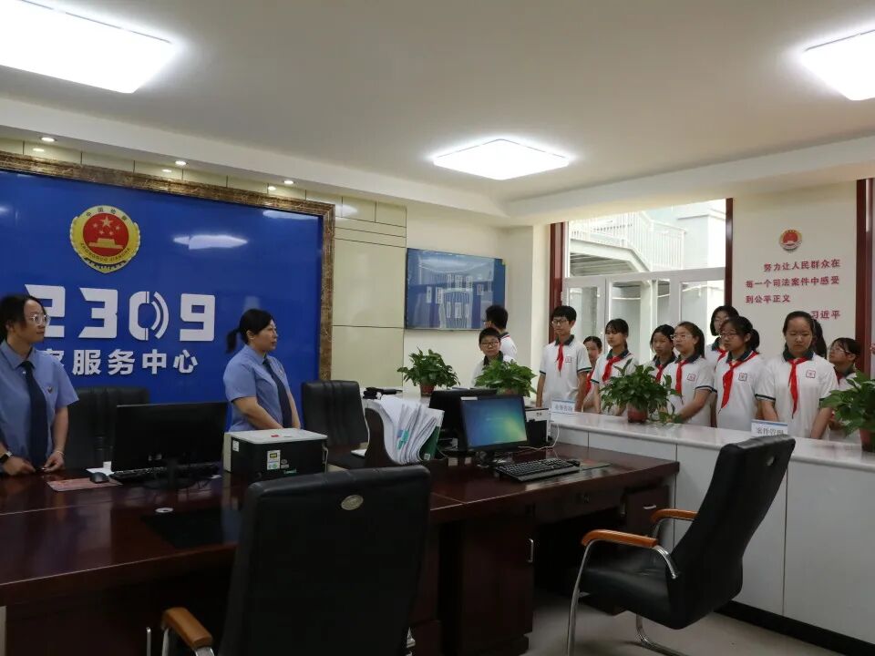 受邀人员集中参观了武强县检察院12309检察服务中心,公益诉讼指挥中心
