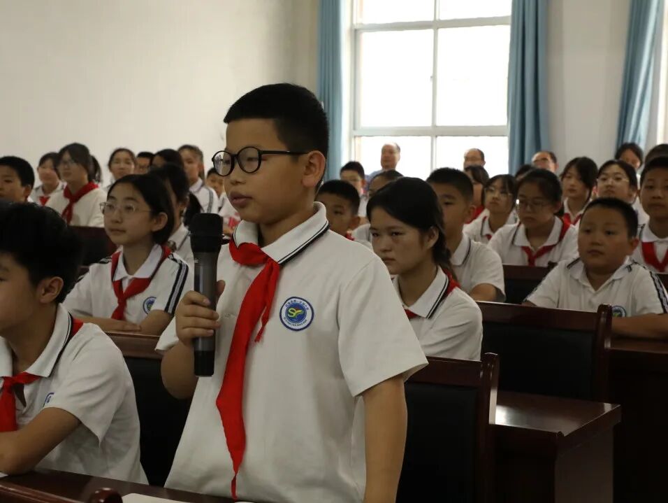 在武强县第一实验小学,市检察院干警以《拒绝校园欺凌,共建平安校园》