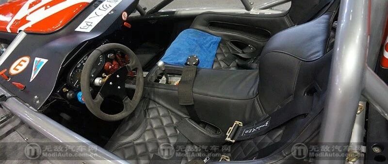 开车吗小伙子，不戴头盔会吹到面瘫的那种