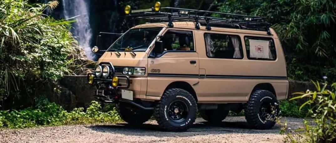 这是一台能横穿丙察察的面包车