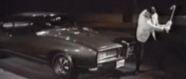 当年美国人为了卖这车，也上演过棍砸前杠的把戏