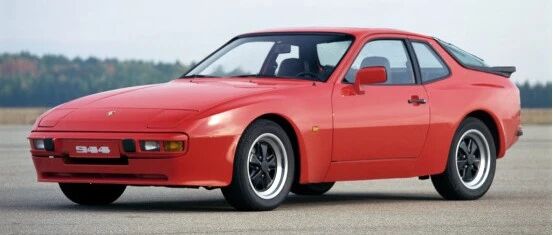 它是保时捷最成功的车型之一：Porsche 944