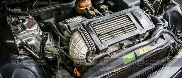 原厂机械增压的敞篷MINI，第一次试驾有些失望透顶，但还是有爱了