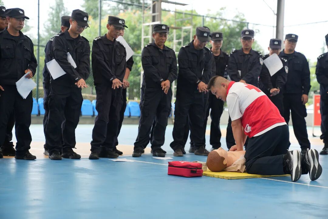 实战大练兵中，省保山监狱邀保山市红十字会老师培训心肺复苏、创伤急救、海姆立克急救法等常用急救技能。_proc.jpg