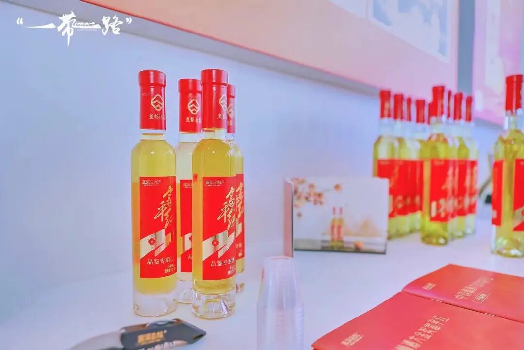 全联女企业家商会走进"一带一路"银发经济产业园总部观摩交流