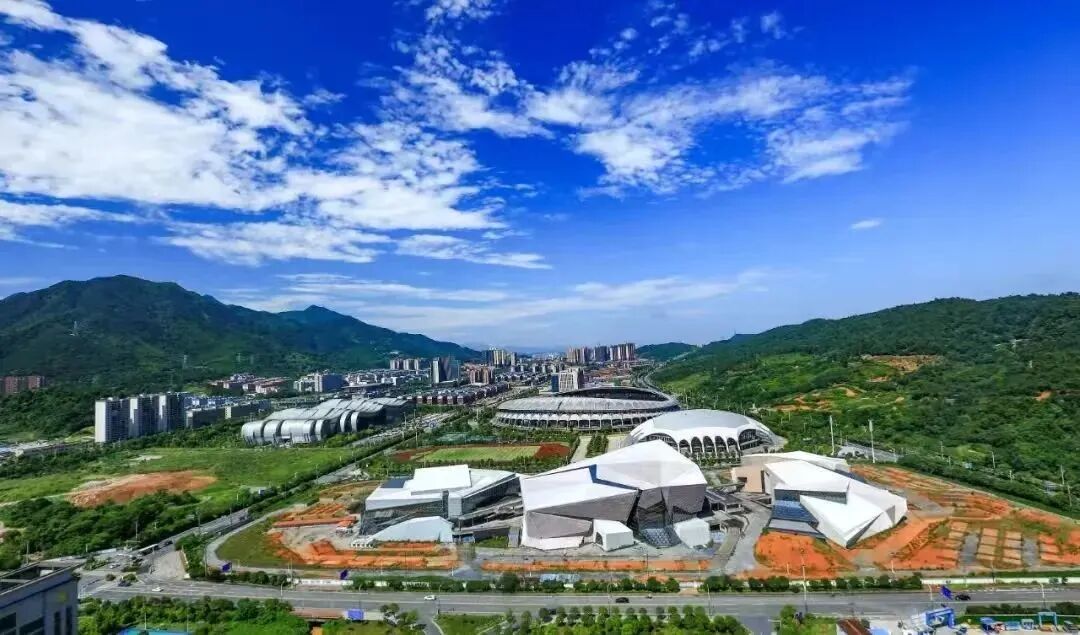 蓝天白云下的魅力城东&nbsp; 黄建华 &nbsp; 摄.jpg