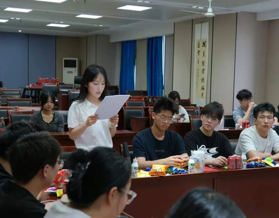 4.贺青丽宣读文明离校倡议书.jpg