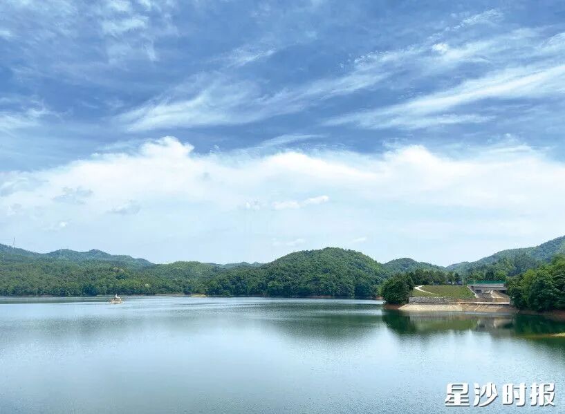 长沙县将金井河与桐仁桥、金井、白石洞水库灌区水系连通，浏阳河与乌川灌区水系连通，年新增补水820万方。图为桐仁桥水库。均为长沙县水利局供图