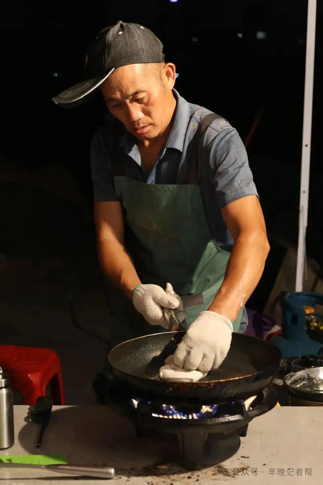 薄撑摊主张叔熟练地翻动饼皮