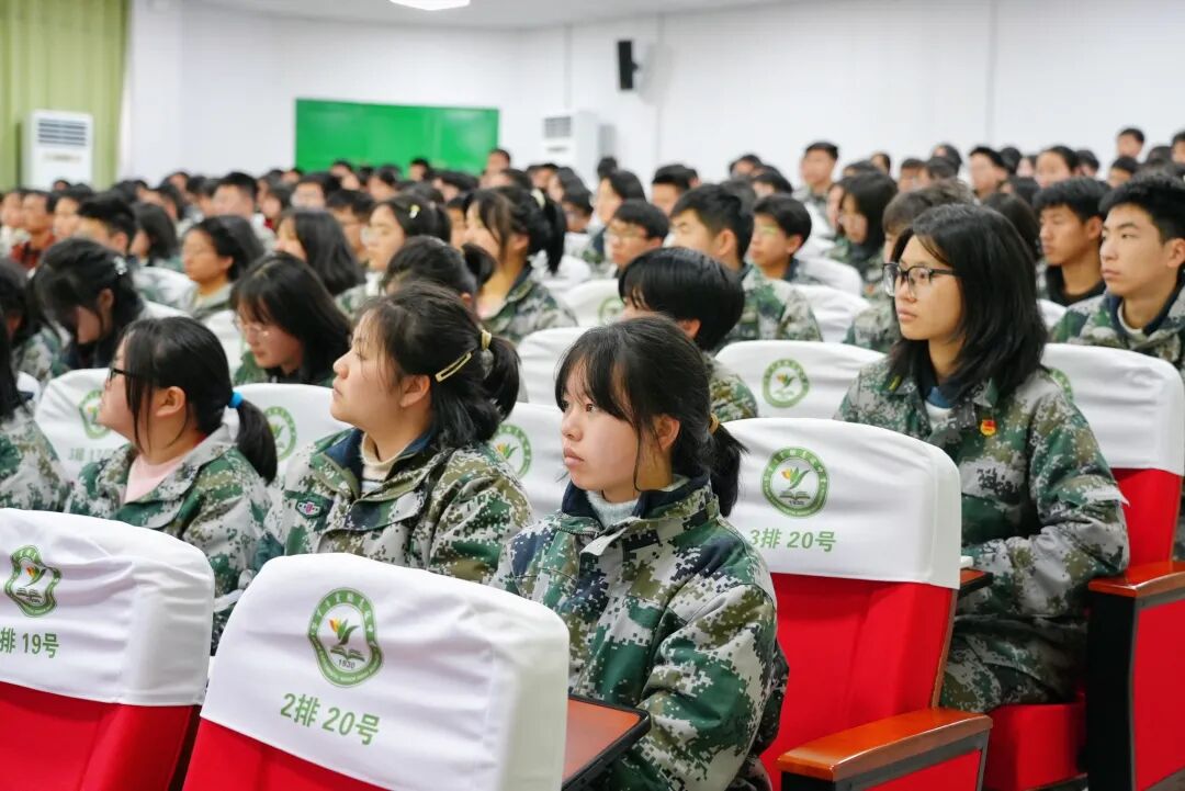 何正芳到实验高中上"开学第一课" - 毕节市人民政府门户网站