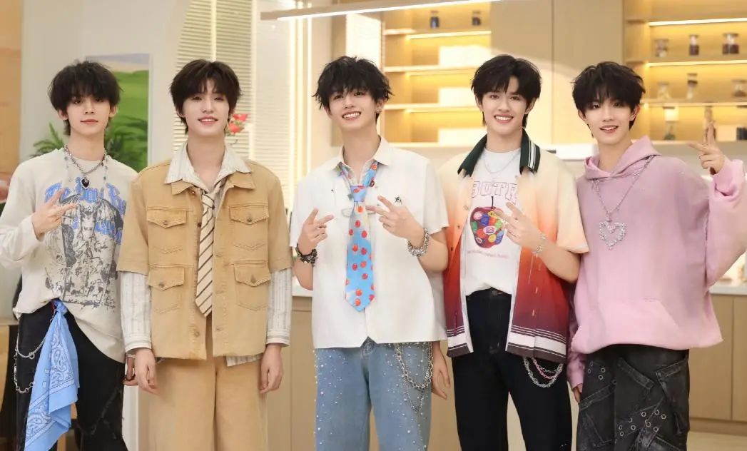 TF三代登陆少年团疑全员放弃高考,时代峰峻又惹争议，第三代男团疑全员放弃高考，粉丝..