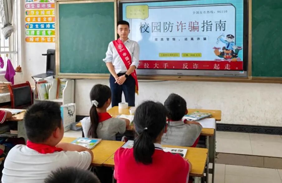 走进岑松小学1.jpg
