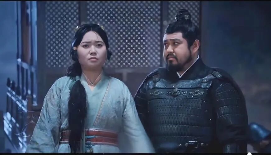 李雪琴怎么美成这样了,李雪琴暴瘦30斤，堪比做了次医美！穿开衫配小吊带又纯又欲，美..