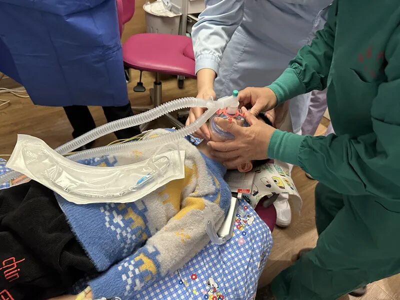 右医附院开展桂西首例儿童全麻下舒适化治疗技术_右江民族医学院附属