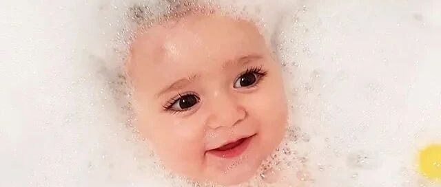 迪士尼同款大眼萝莉！逆天睫毛比头发还浓密，一看爸爸网友惊了：不愧是战斗民族！