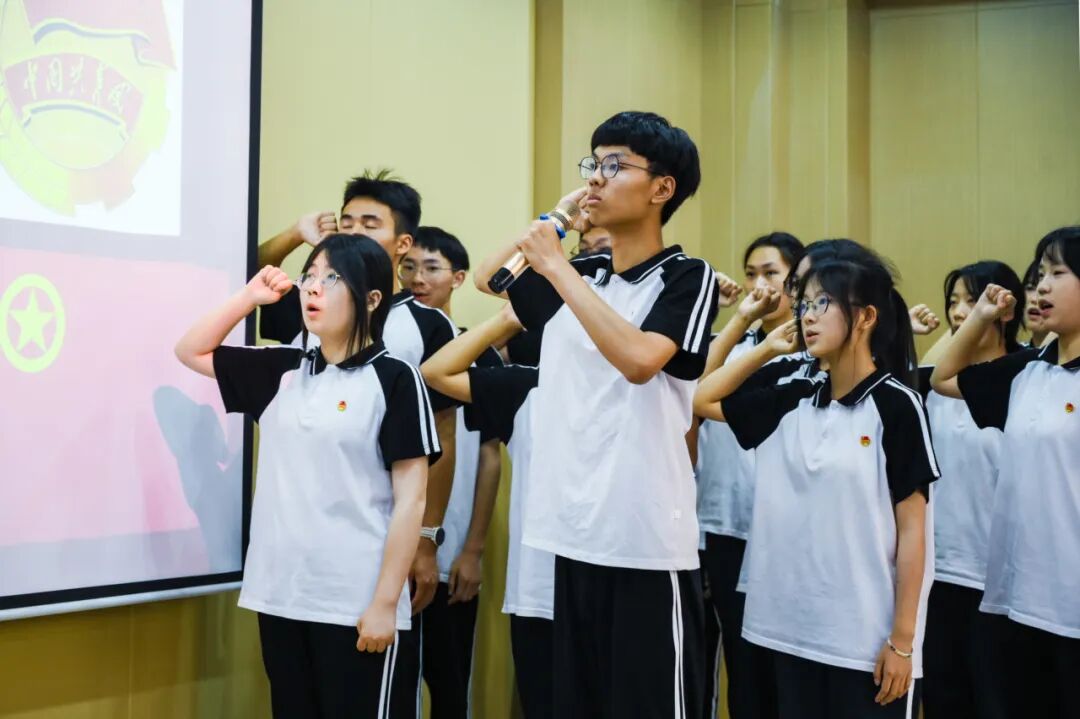 四川科技职业学院中职部举行2025年上半年新团员入团仪式(图7)