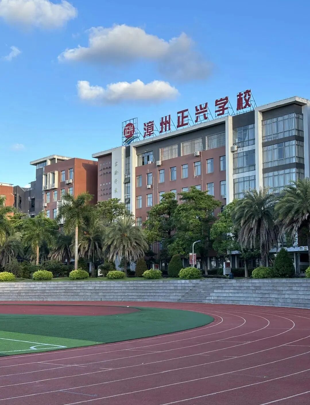 学生吃免费汤饭疑被校长骂臭要饭
