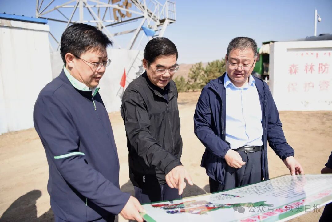 丁绣峰参加义务植树活动并开展巡林