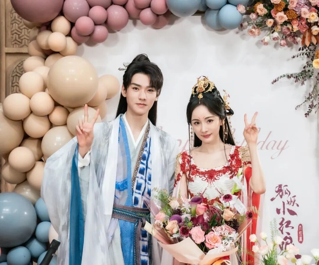 《狐妖小红娘》剧照《狐妖小红娘》剧照杨幂的魅力跨越了年龄,无论小