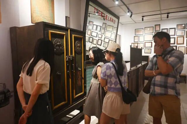 6月2日，游客在位于马来西亚马六甲市的马六甲南洋体验馆侨批展区参观。新华社发（谭耀明 摄）
