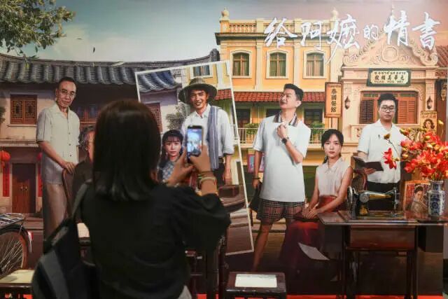 6月15日，在马来西亚首都吉隆坡，观众在电影《给阿嬷的情书》特别展映活动现场拍照。该片将于6月18日起登陆马来西亚各大电影院线。新华社记者 陈泽国 摄