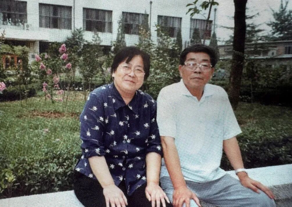 ▲ 1999年夏天，陈传才、岳同摄于中国人民大学校园一角