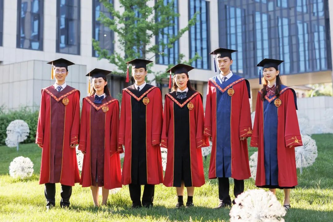 新版学位服中国人民大学为毕业生们准备了在今年的毕业季迎来学位授予