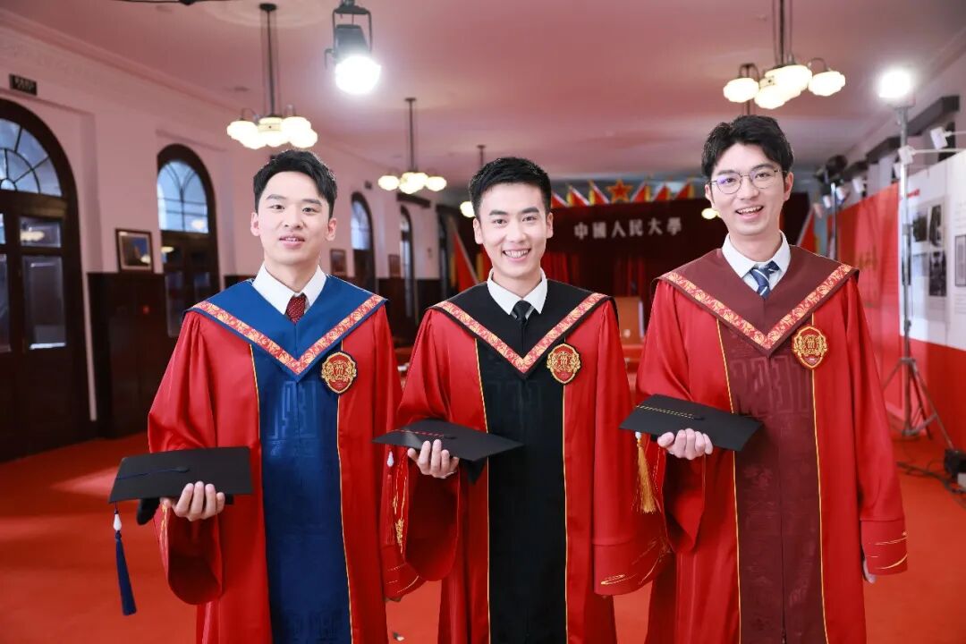 "中国人民大学"和"ruc"字样绶带颜色与衣身颜色相互映衬学士为红色硕