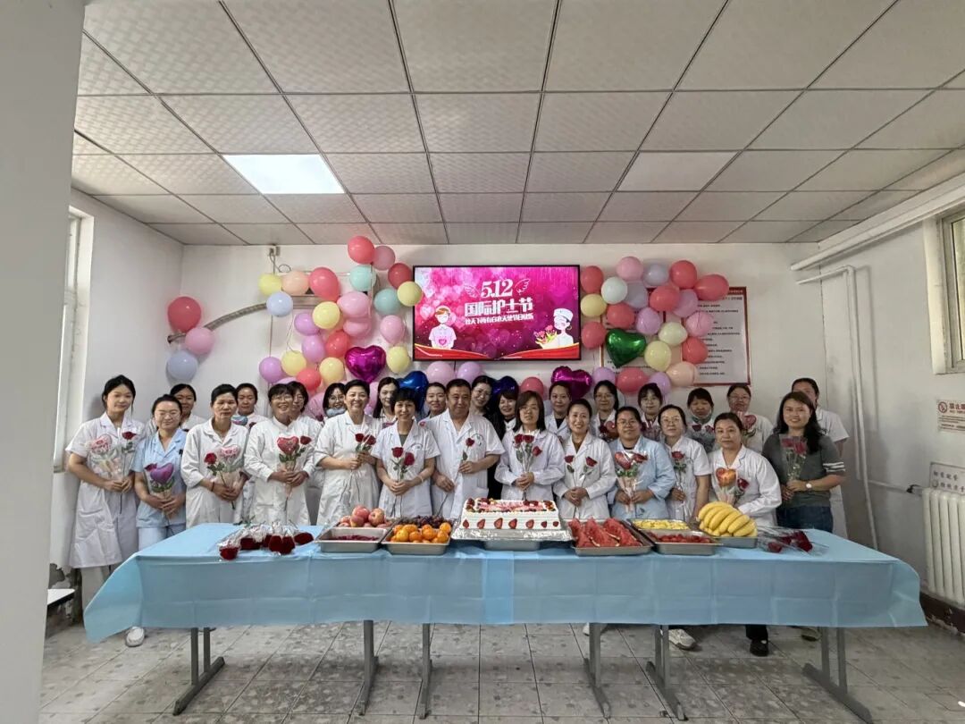 精武-集体蛋糕庆祝照片.jpg