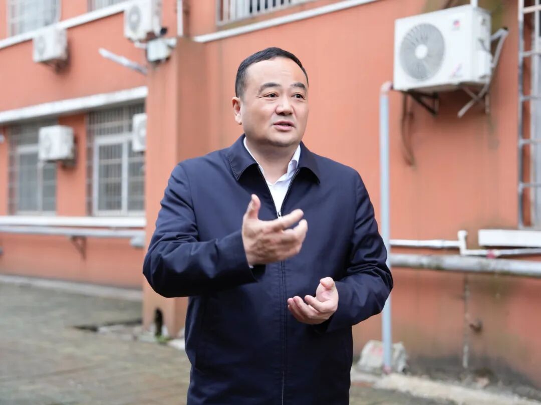 云溪区刘正仁督导校园食品安全与未成年人保护工作