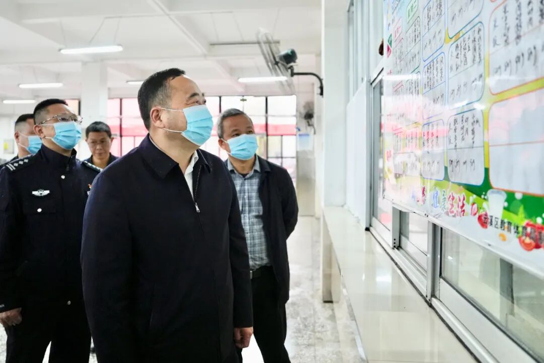 云溪区刘正仁督导校园食品安全与未成年人保护工作