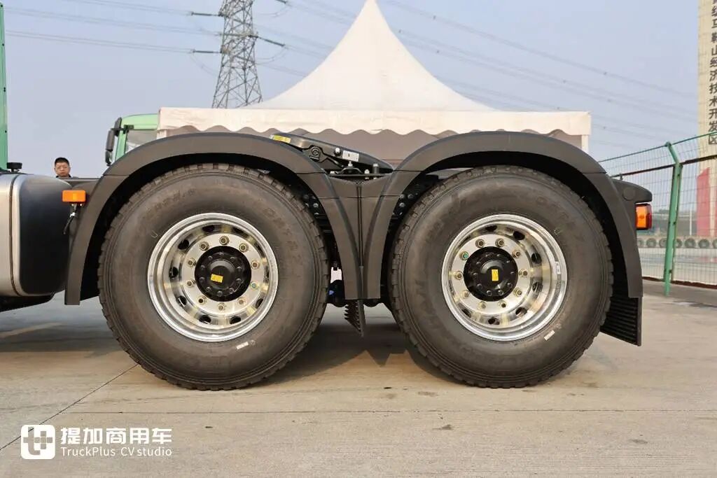 又有车企停止油车业务！汉马科技转型新能源首款力作—远程X7M 1200度液态新能源重卡实拍