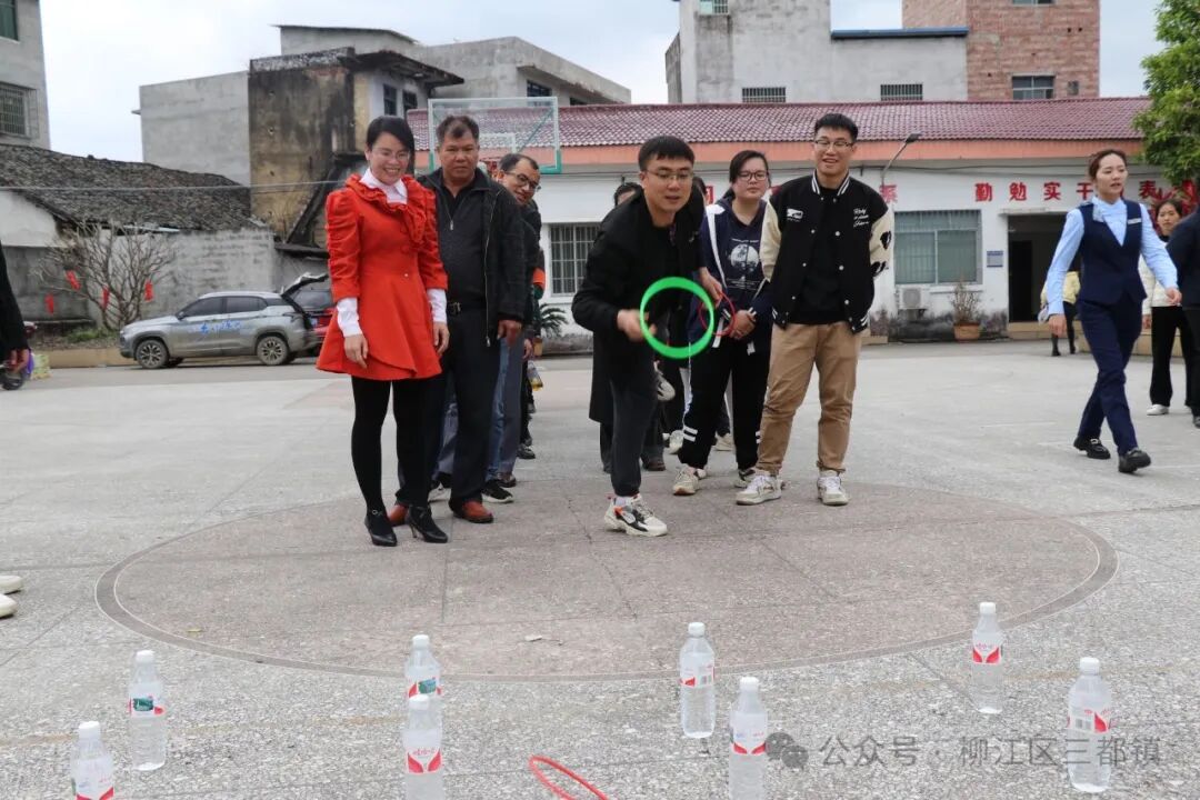 "车轮滚滚"(踩纸板),"同舟共济"(板鞋行进),"绳"采飞扬(集体跳绳)