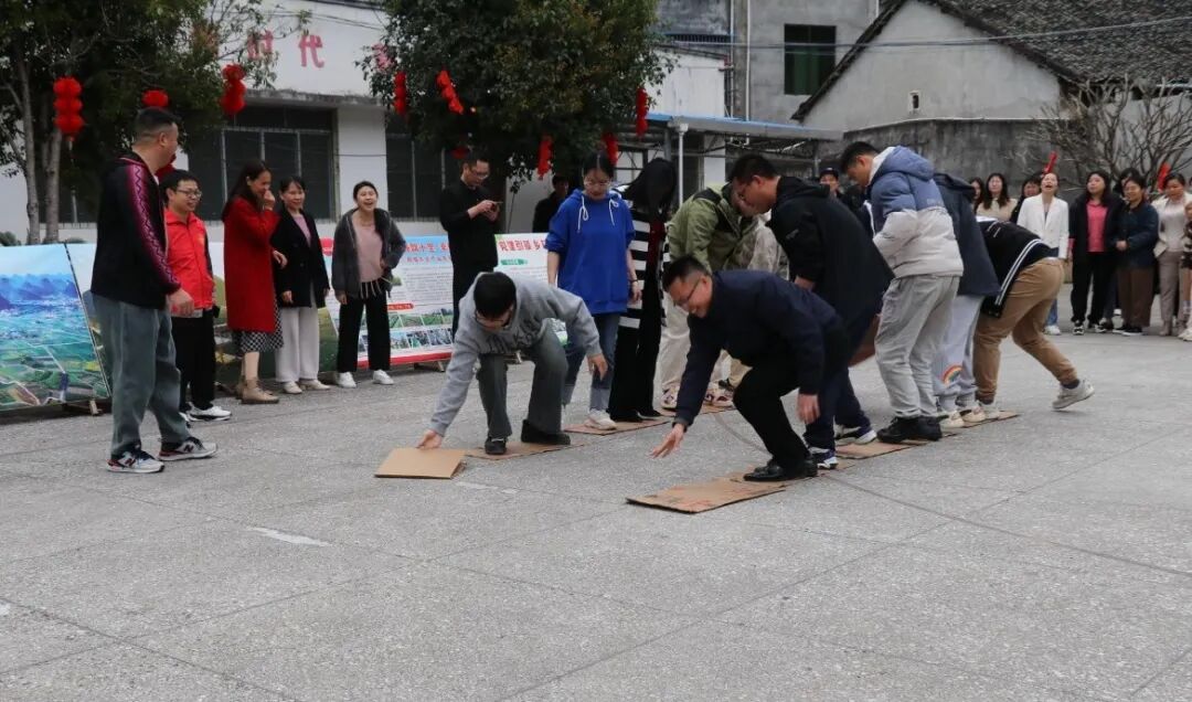 "车轮滚滚"(踩纸板),"同舟共济"(板鞋行进),"绳"采飞扬(集体跳绳)