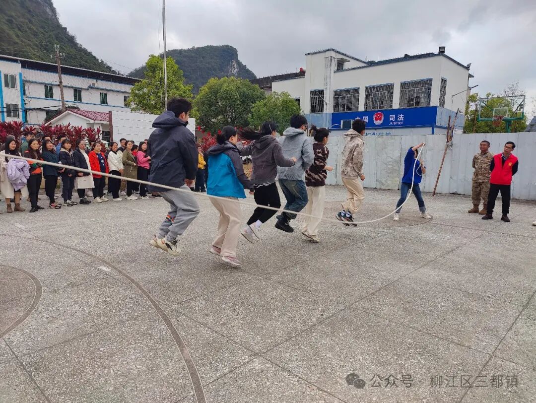 "车轮滚滚"(踩纸板),"同舟共济"(板鞋行进),"绳"采飞扬(集体跳绳)