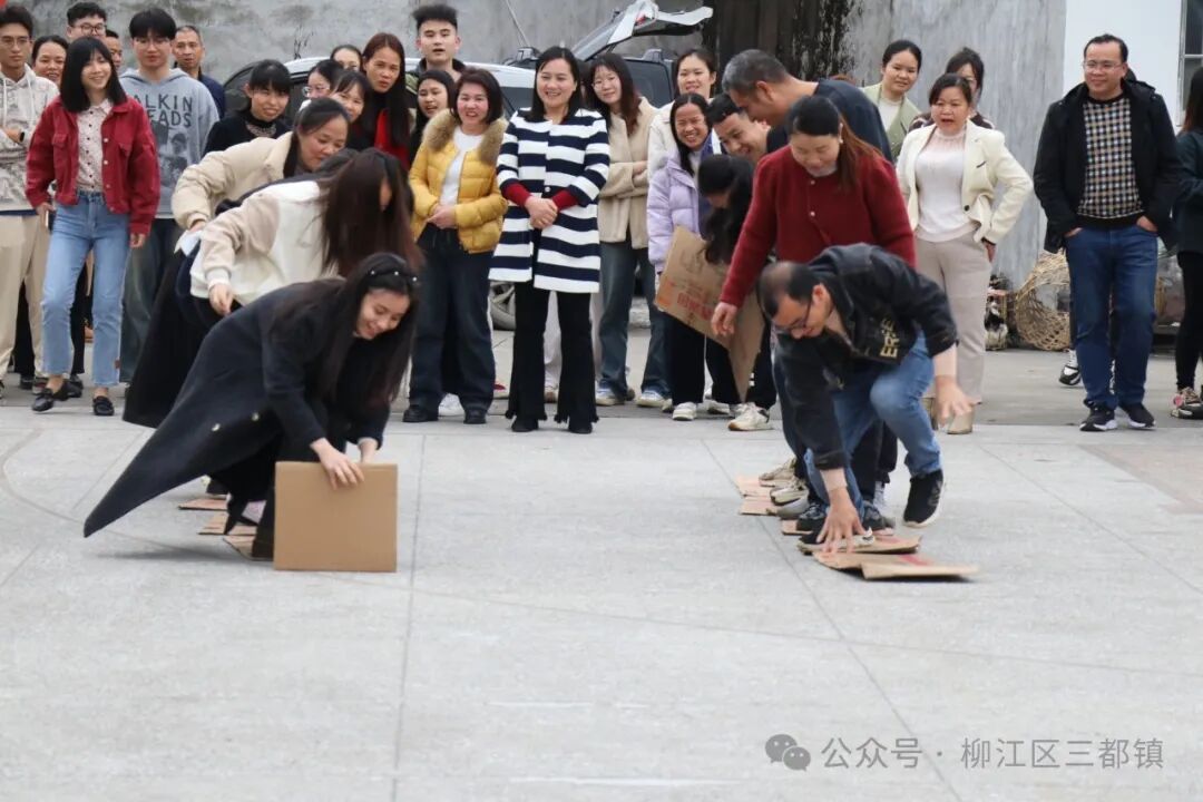 "车轮滚滚"(踩纸板),"同舟共济"(板鞋行进),"绳"采飞扬(集体跳绳)