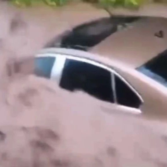 彝良因暴雨引发山洪，导致隧道道路中断，多车被掩埋！