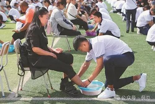 提倡感恩教育，要跳出“集体洗脚”的思维定式_手机新浪网