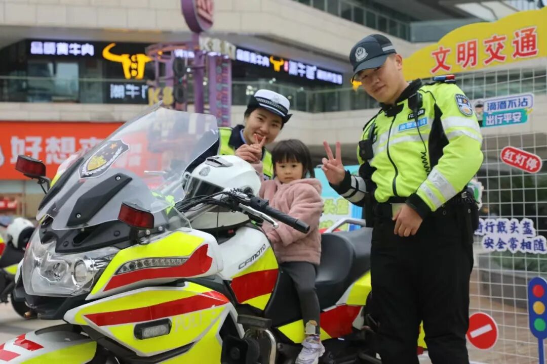 重庆永川公安扎实开展122"全国交通安全日"主题宣传活动
