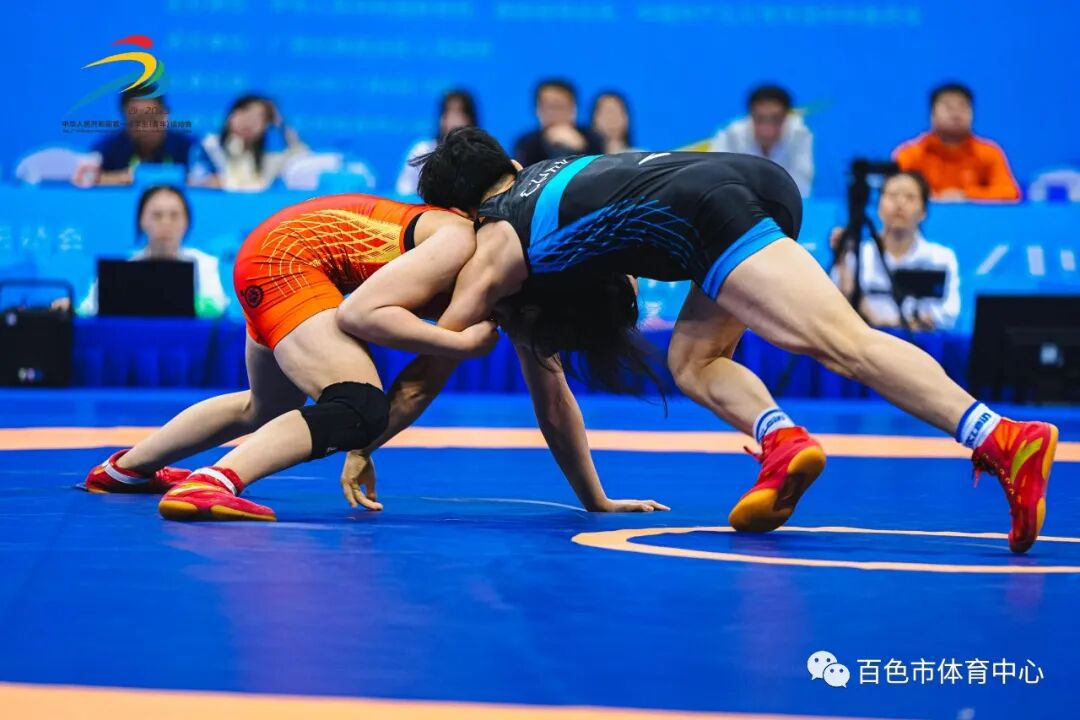 第一届全国学生青年运动会国际式摔跤比赛第二天精彩不断