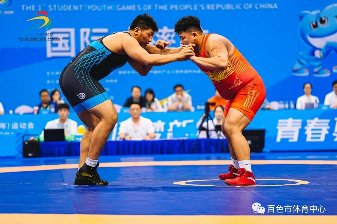 第一届全国学生青年运动会国际式摔跤比赛第二天精彩不断