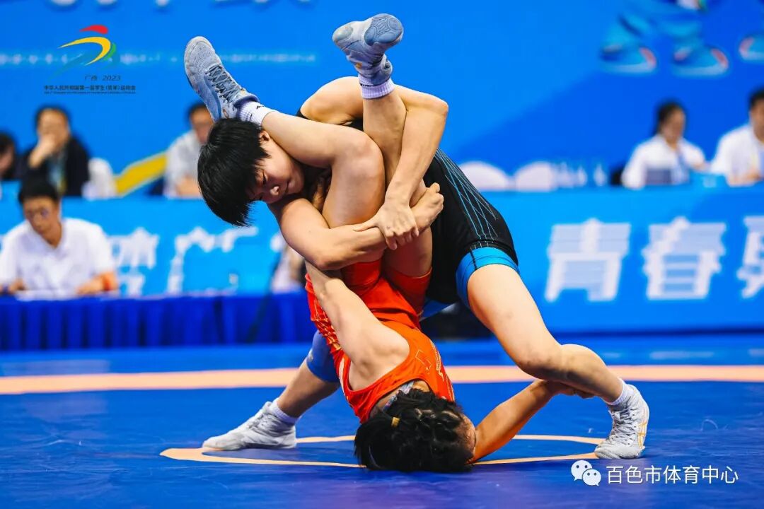 第一届全国学生青年运动会国际式摔跤比赛第二天精彩不断