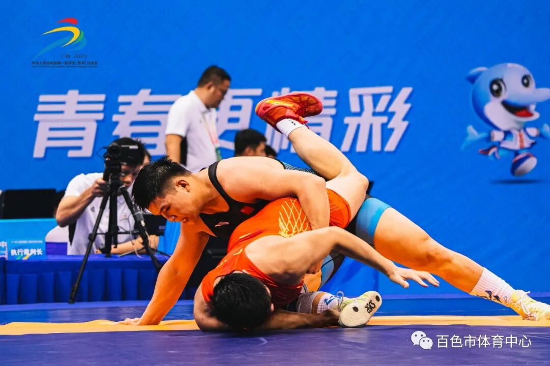 第一届全国学生青年运动会国际式摔跤比赛第二天精彩不断