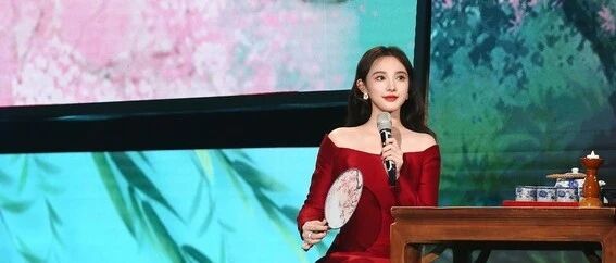 彭小苒穿私服走红毯太绝,时尚感爆棚美得国泰民安