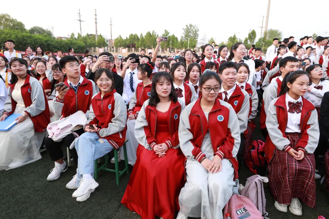 霍州一中举办激扬青春风采不忘初心跟党走歌咏比赛