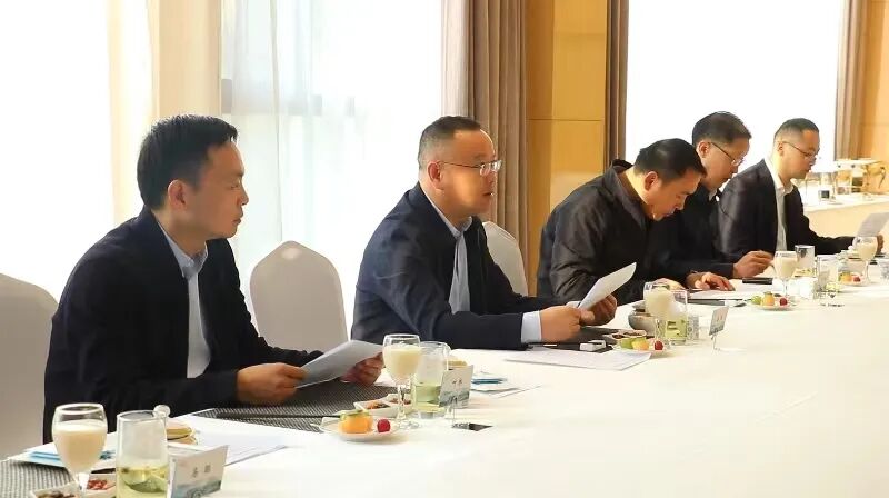 武穴市举办政企早餐会市领导与企业家座谈。