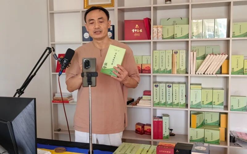 吕氏香业工坊里，第十七代传承人吕志斌正给直播讲解制香技艺。