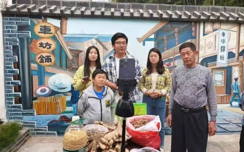 湖北武穴农民竞逐直播新赛道 。